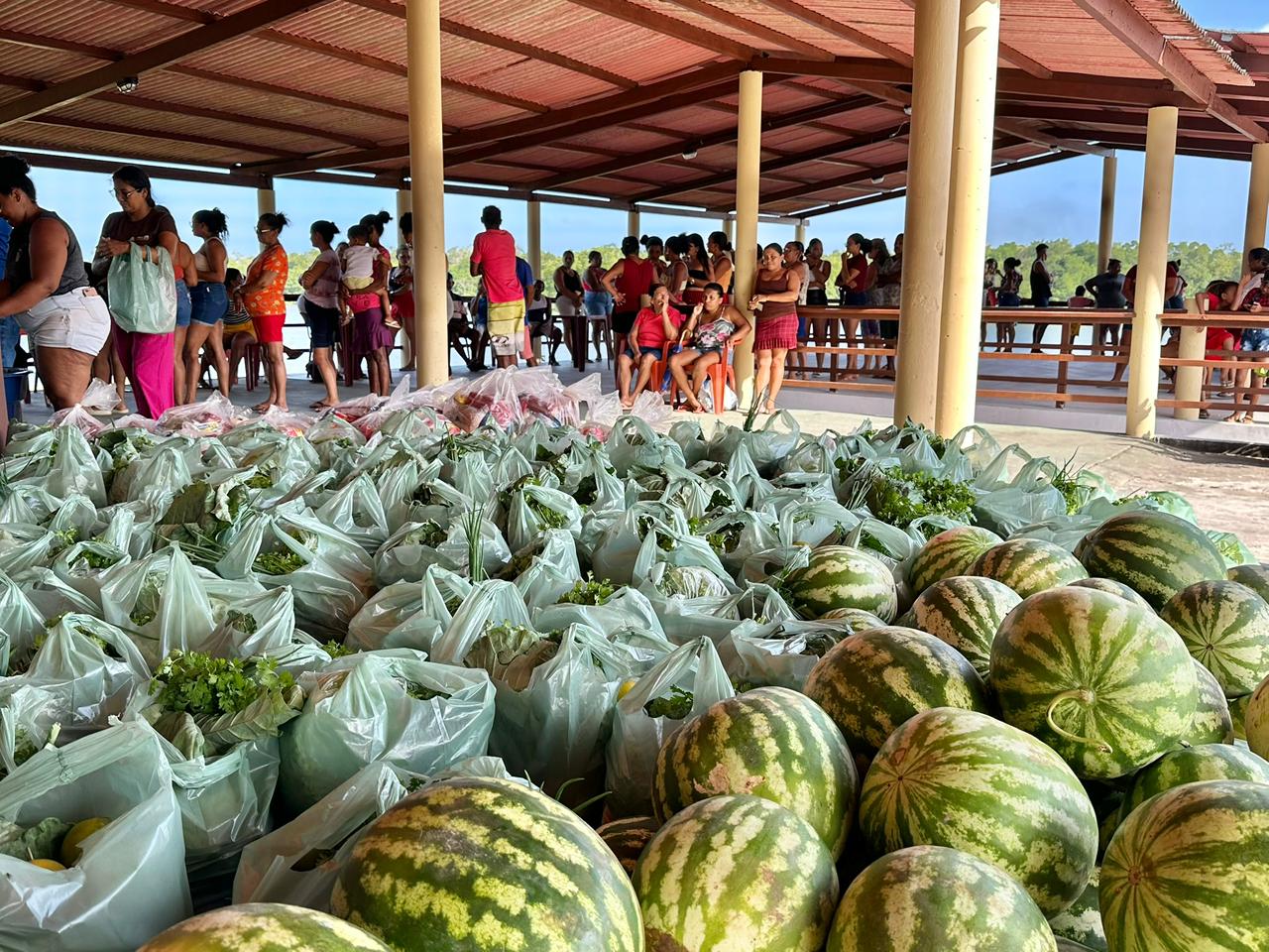 Prefeitura de Bequimão fortalece segurança alimentar com distribuição de cestas a moradores de Paricatíua e região
